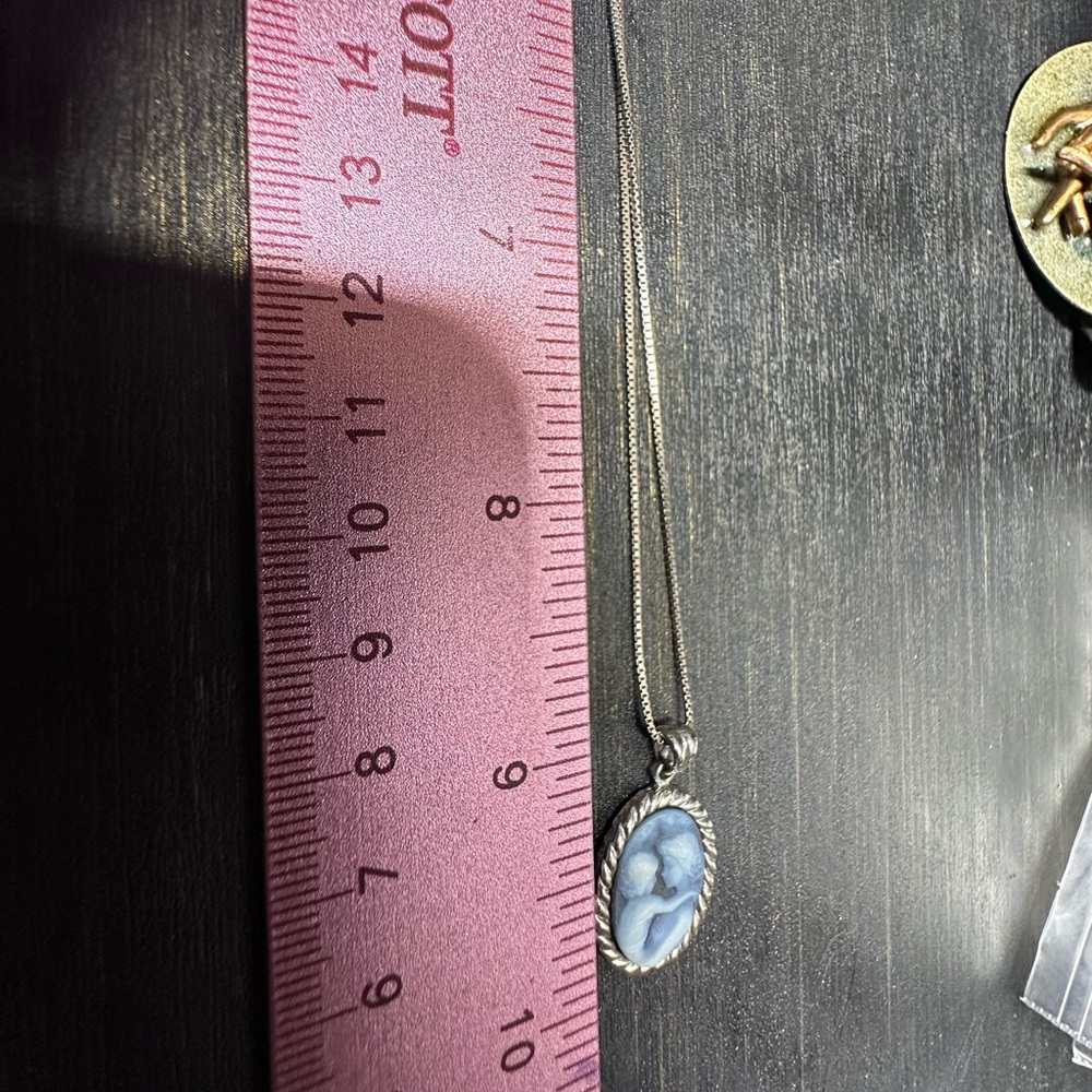 Elegant Silver Cameo Mother and Child Pendant Necklace - Picture 6 of 6